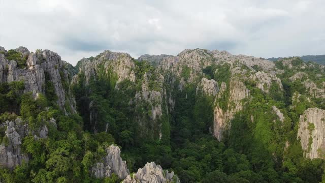 无人机俯瞰泰国彭世洛Noen Maprang区Ban mung的石灰岩山脉视频素材