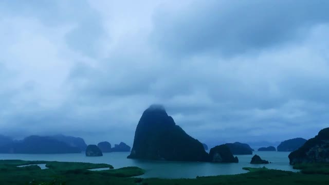 热带岛屿山与雾灰色云在夏季海洋海水视频素材