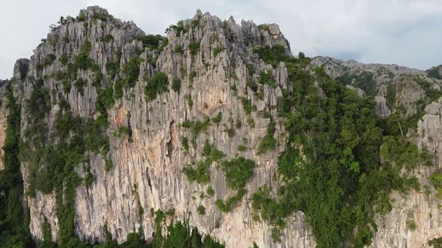 无人机俯瞰泰国彭世洛Noen Maprang区Ban mung的石灰岩山脉视频素材