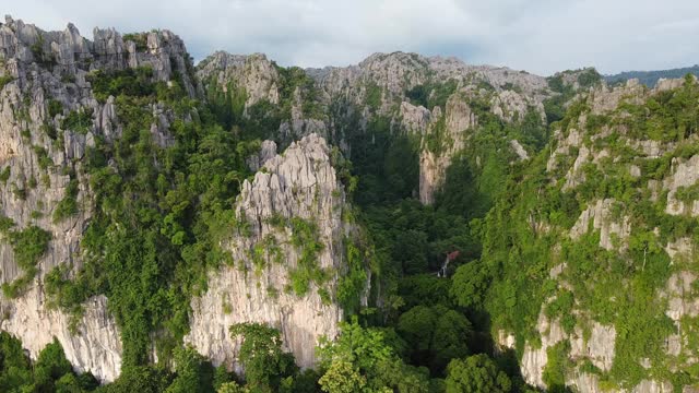 无人机俯瞰泰国彭世洛Noen Maprang区Ban mung的石灰岩山脉视频素材