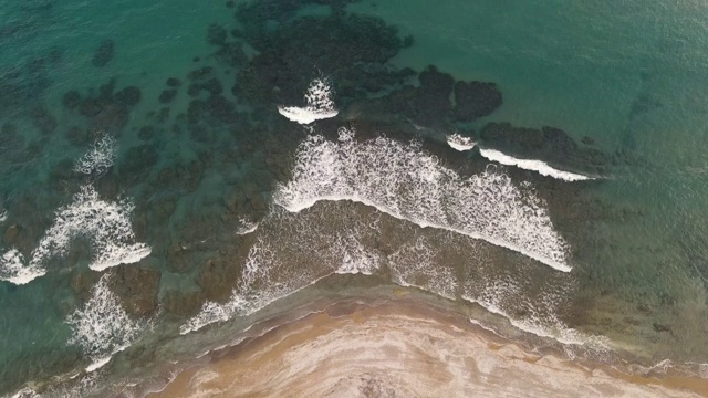 海面和波浪的空中海滩视频素材