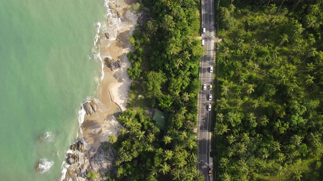 泰国那空寺，椰子树和大海之间的公路鸟瞰图视频素材