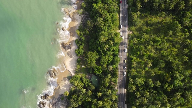 泰国那空寺，椰子树和大海之间的公路鸟瞰图视频素材