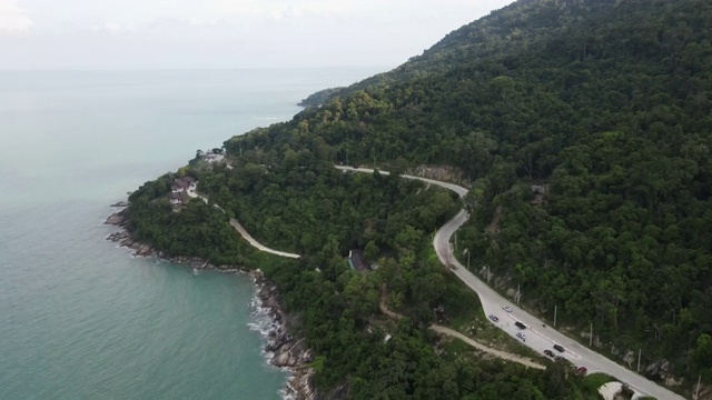 泰国那空寺，椰子树和大海之间的公路鸟瞰图视频素材