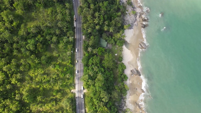 泰国那空寺，椰子树和大海之间的公路鸟瞰图视频素材