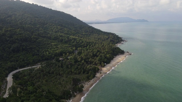 泰国那空寺，椰子树和大海之间的公路鸟瞰图视频素材