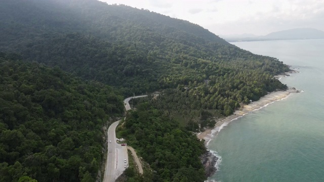 泰国那空寺，椰子树和大海之间的公路鸟瞰图视频素材