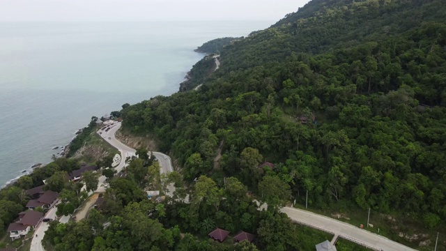 泰国那空寺，椰子树和大海之间的公路鸟瞰图视频素材