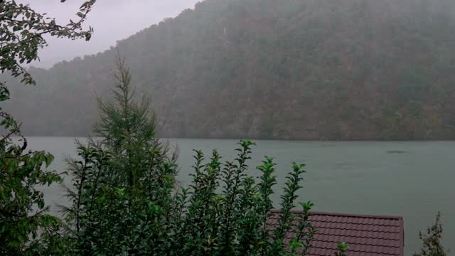 山湖上下着倾盆大雨视频素材