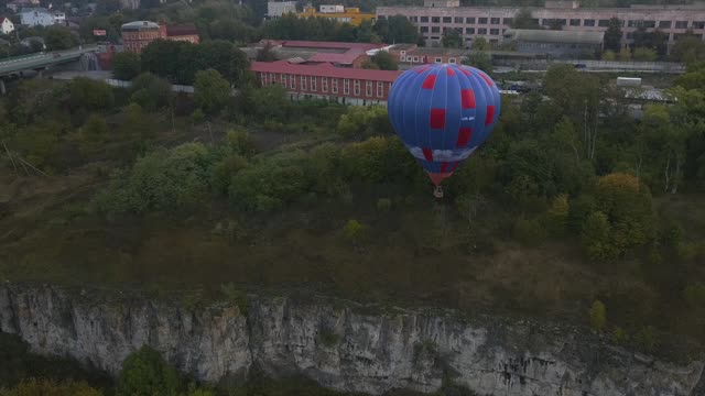 乌克兰，2020年10月3日，Kamyanets Podolsk热气球节，上午启动。暗晦视频素材