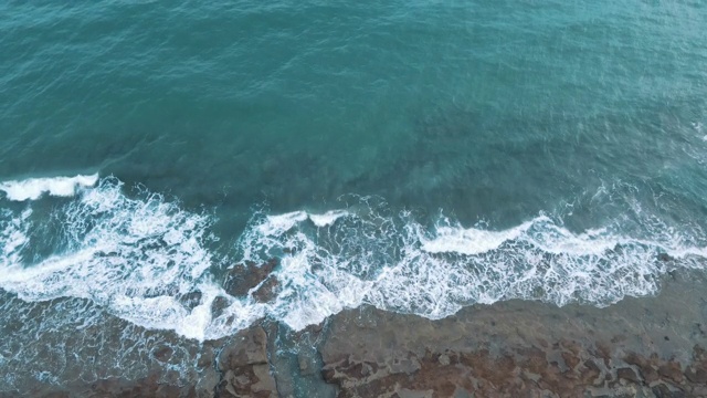 海面和波浪的空中海滩视频素材