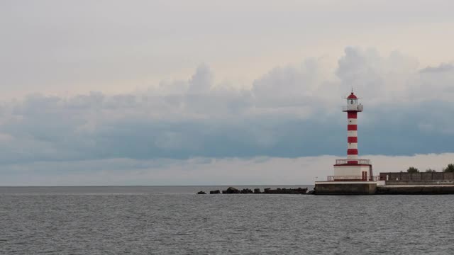 海洋灯塔。海景。鸟露出水面，岩石露出水面。时间流逝。视频素材