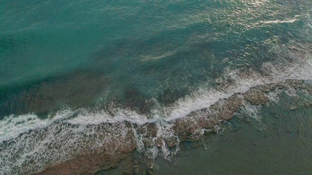 海面和波浪的空中海滩视频素材