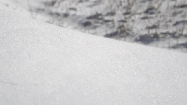 狂风吹过雪堆，漂流视频素材