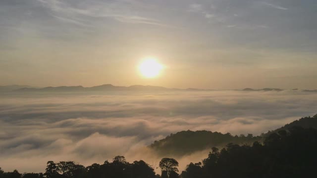 鸟瞰图超延时森林在早晨雾雾，呼吸山，阳光在早晨的薄雾，泰国。视频素材