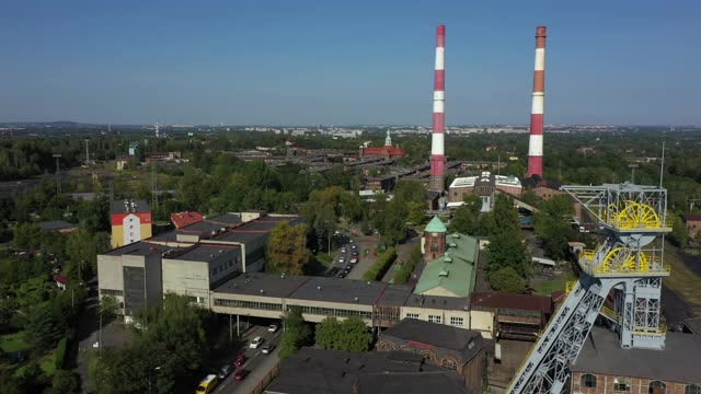 Nikiszowiec住宅区在卡托维兹与老煤矿鸟瞰图视频素材