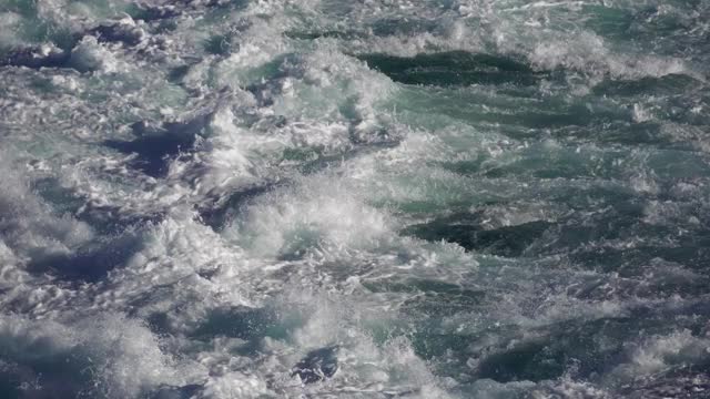 海水拖曳着泡沫波。热带岛屿轮渡旅游。Cruiseliner海水小道视频素材