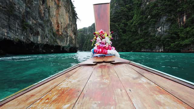 从船的海洋热带绿松石水在pileh泻湖岛屿泰国视频素材