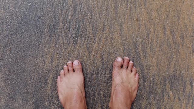 顶视图男子站在海滩与海浪视频素材