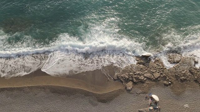 海面和波浪的空中海滩视频素材