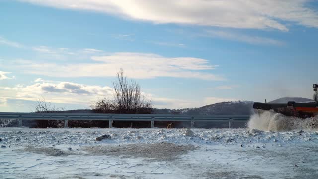 雪犁在清理冬季暴风雪后的道路视频素材