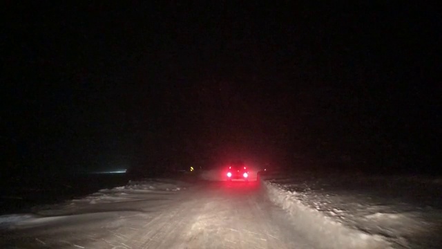 在冬季暴风雪中，在埃吉尔斯塔迪尔和赛迪斯峡湾之间的93号公路视频素材