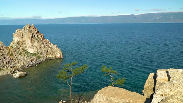 美丽的西伯利亚贝加尔湖风景。Olkhon上的Shamanka Rock全景。Burhan角。旅行的概念。贝加尔湖是世界上最长的淡水湖。自然背景。视频素材