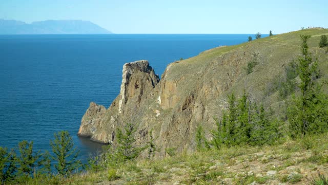 科博伊角，岩石海岸。贝加尔湖上的奥尔洪岛北端。旅行的概念。贝加尔湖是世界上最大的淡水湖。美丽的西伯利亚贝加尔湖风景。视频素材