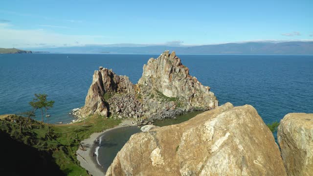 美丽的西伯利亚贝加尔湖风景。Olkhon上的Shamanka Rock全景。Burhan角。旅行的概念。贝加尔湖是世界上最长的淡水湖。自然背景。视频素材