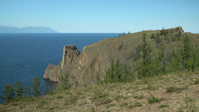 科博伊角，岩石海岸。贝加尔湖上的奥尔洪岛北端。旅行的概念。贝加尔湖是世界上最大的淡水湖。美丽的西伯利亚贝加尔湖风景。视频素材