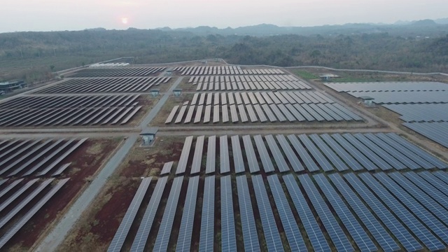 鸟瞰图太阳能电池板农场，使清洁电力视频素材