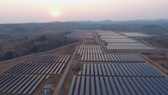 鸟瞰图太阳能电池板农场，使清洁电力视频素材