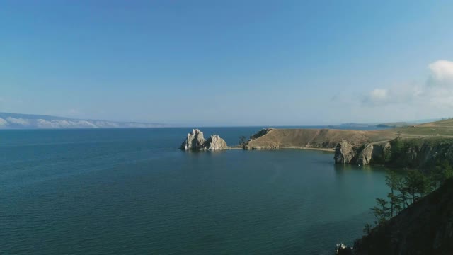 著名的旅游景点贝加尔湖标志布尔汗角夏季景观无人机镜头视频素材