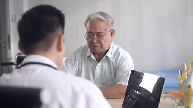 医生在医院向病人解释药物视频素材