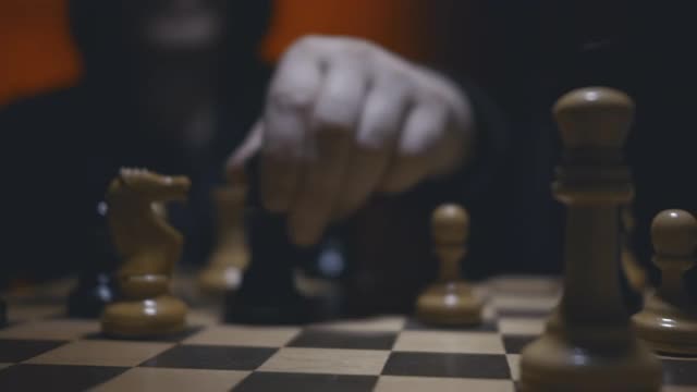 穿帽衫的人下象棋的黑色数字赢得将死黑皇后击败白王视频素材