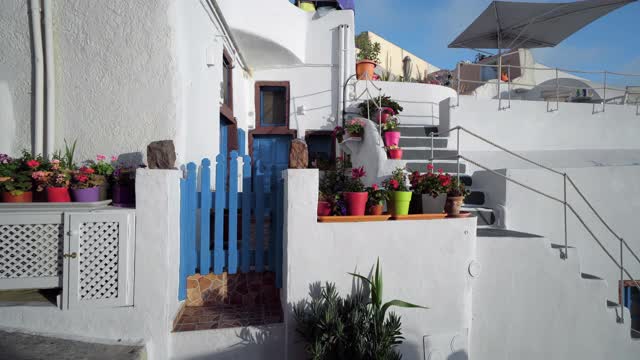 希腊圣托里尼岛伊亚的基克拉迪风格的传统房子的入口。视频素材