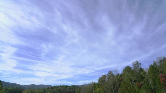 宽，低角度，时间间隔，晴朗的天气云景在大烟山，美国视频素材