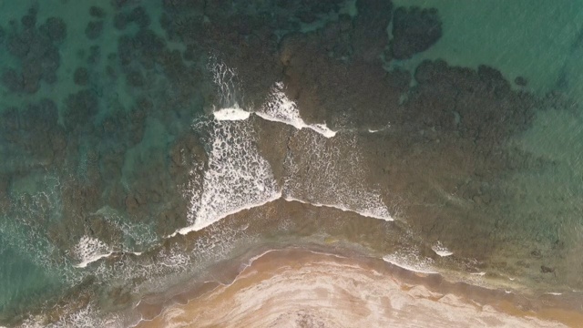 海面和波浪的空中海滩视频素材