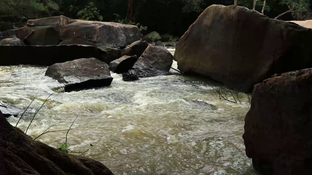 雨季的热带气流视频下载