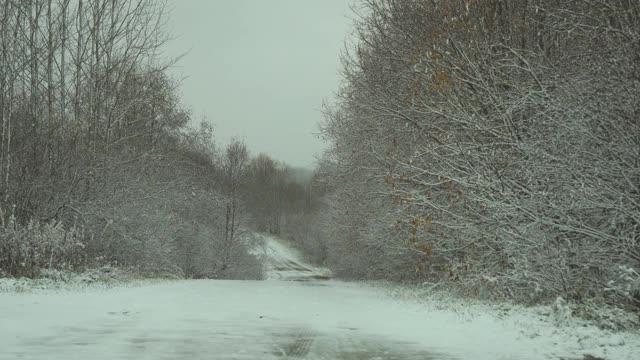 汽车在冬天下雪时行驶在路上视频素材