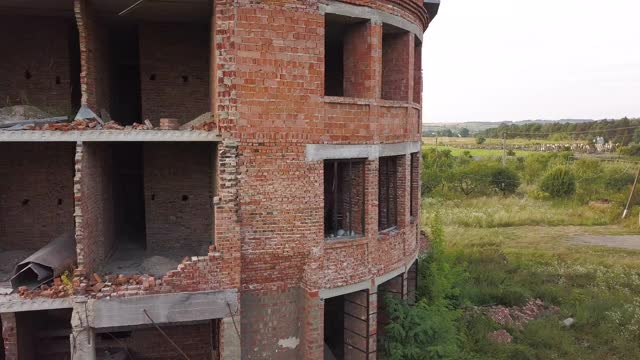 地震后旧建筑废墟的鸟瞰图。倒塌的砖房。视频素材