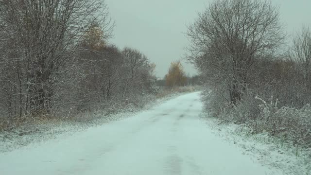 汽车在冬天下雪时行驶在路上视频素材