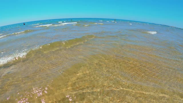 波涛汹涌的大海。外面,在水下。视频素材