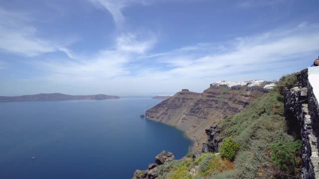 全景游轮在希腊的圣托里尼岛，凯梅尼火山岛的背景视频素材