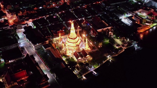 鸟瞰图的Wat Arun寺庙在日落。泰国曼谷的地标视频素材