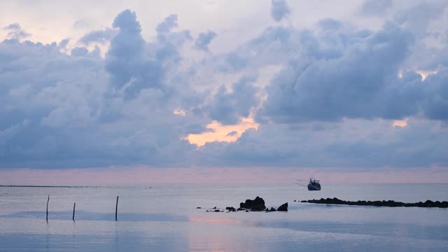 戏剧性的日落与黄色和蓝色的波浪视频素材