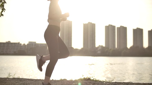 女子运动员正在跑道上热身视频素材