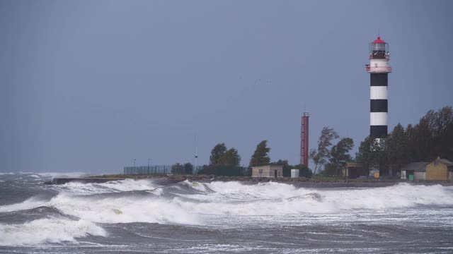 4K -风暴时海岸上的灯塔视频素材