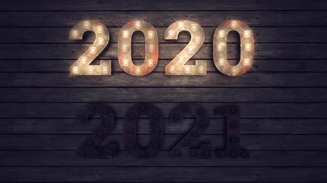 2020-2021年更换木制背景上的新年灯泡标志。新年的概念。视频素材