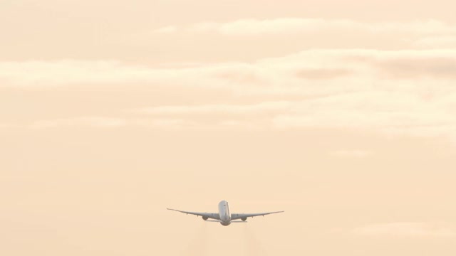 一架客机在夜空中攀升视频素材